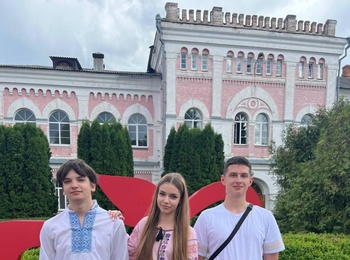 ШАНУЮЧИ УКРАЇНСЬКІ ТРАДИЦІЇ